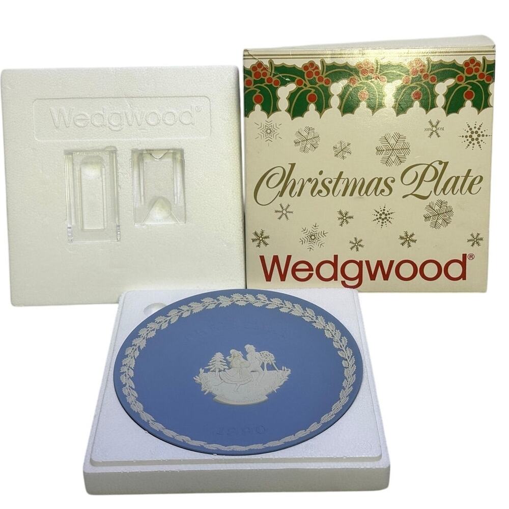 Wedgwood England Blue Jasperware 1990 'Christmas Skaters' Plate Original Box